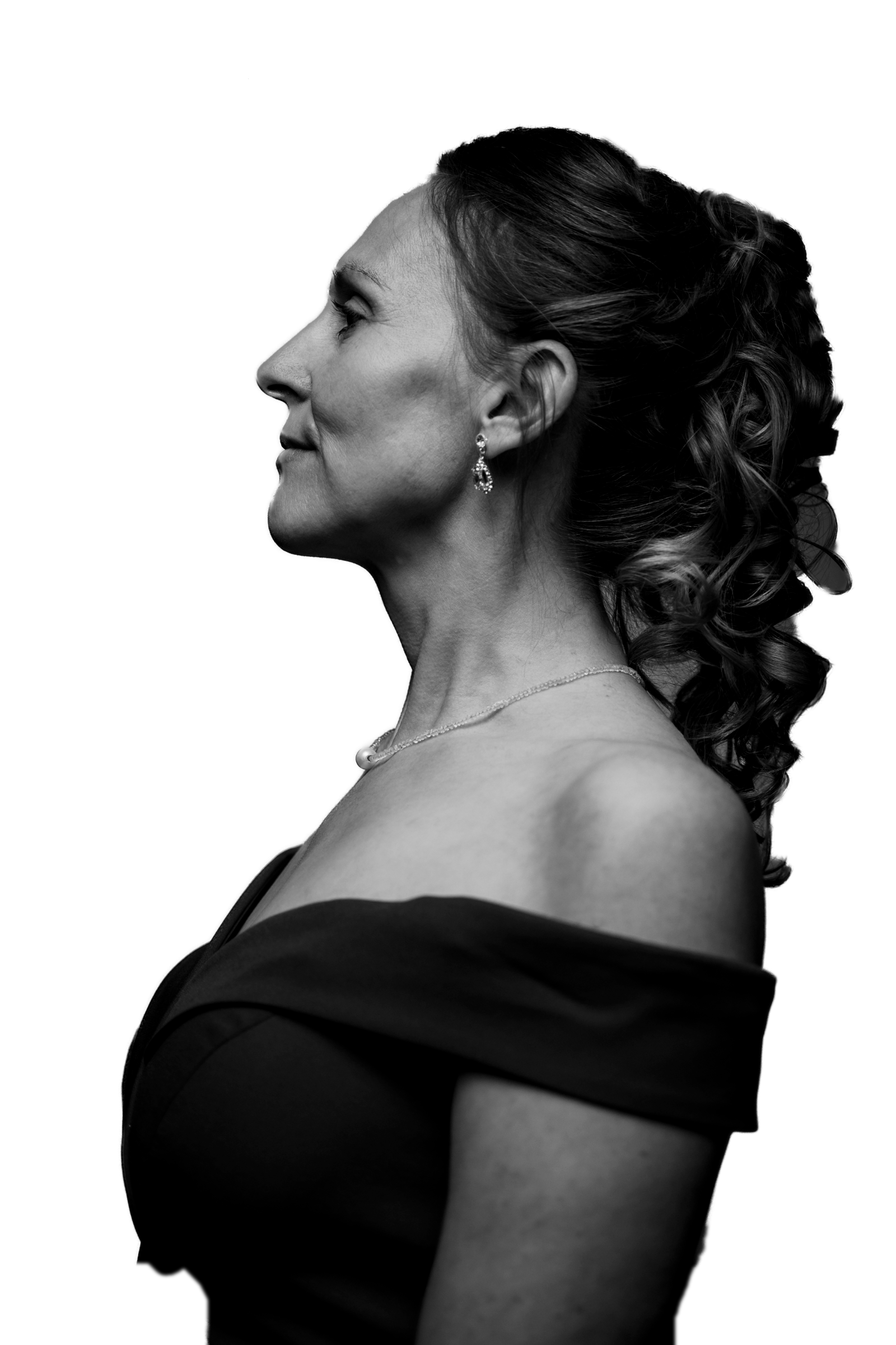 Eine Ansicht von Eva-Maria (Ævama) von der Seite in schwarz/weiß