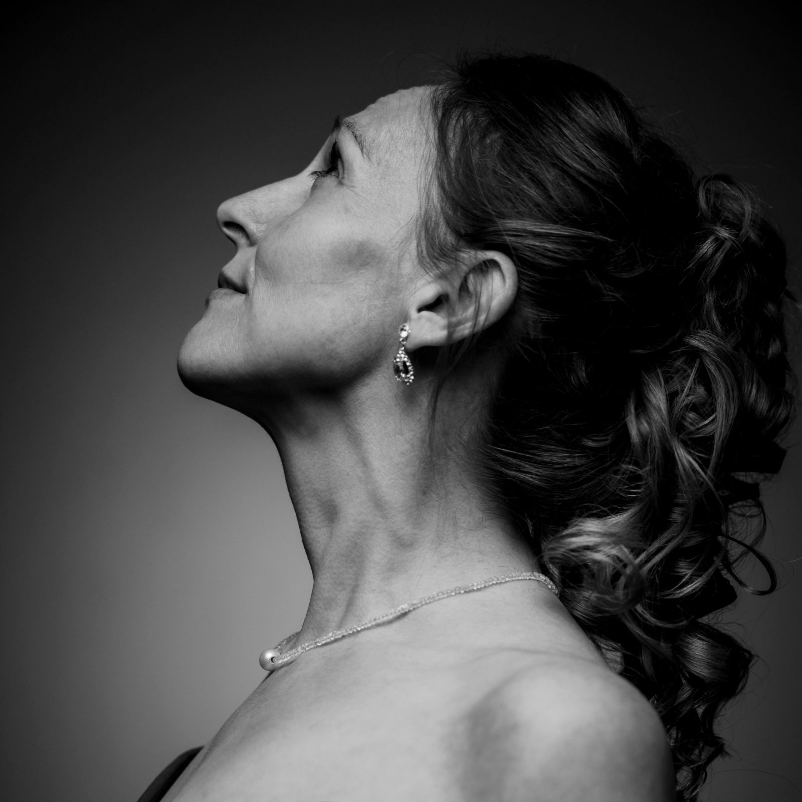 Eine seitliche Ansicht auf Eva-Maria (Ævama) in schwarz/weiß. Sie sieht dabei nach oben