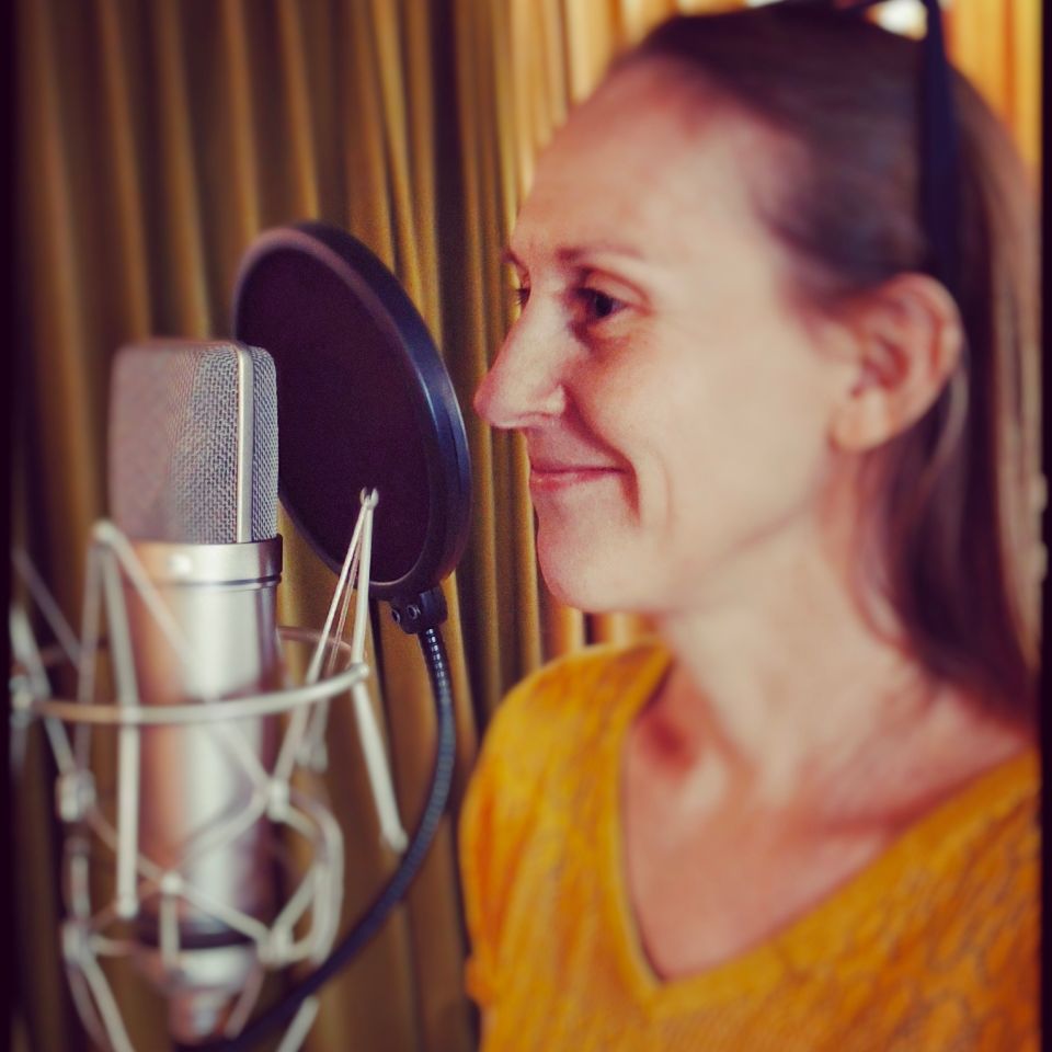 Ein Bild von der Sängerin Ævama beim Singen im Tonstudio vor einem Studio-Mikrofon